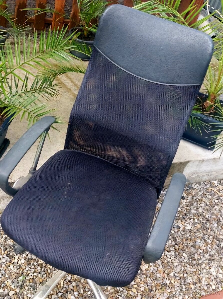 Stolička k pisaciemu stolu