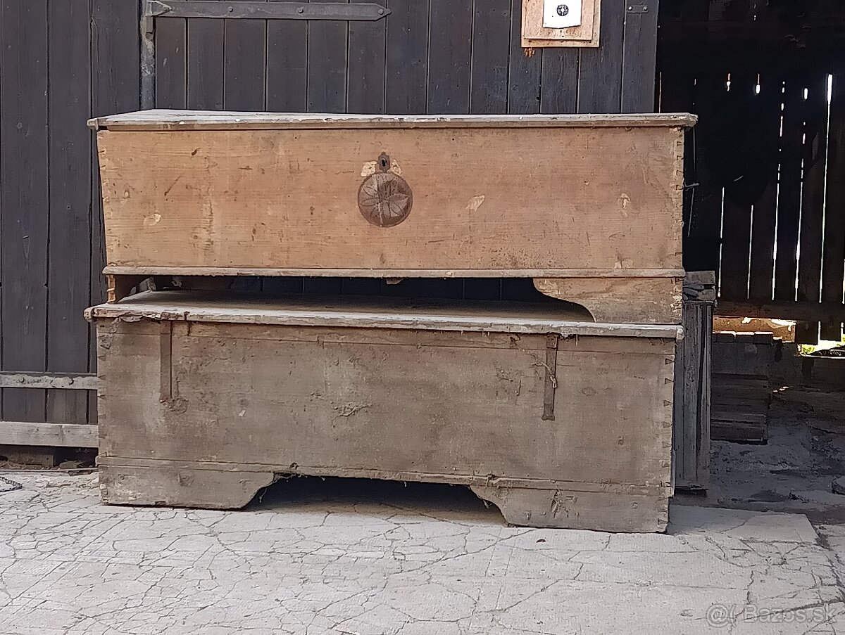 Veľké staré truhlice