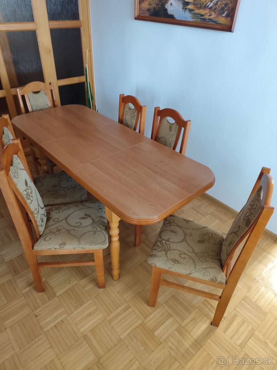 Jedálenský stôl a stoličky