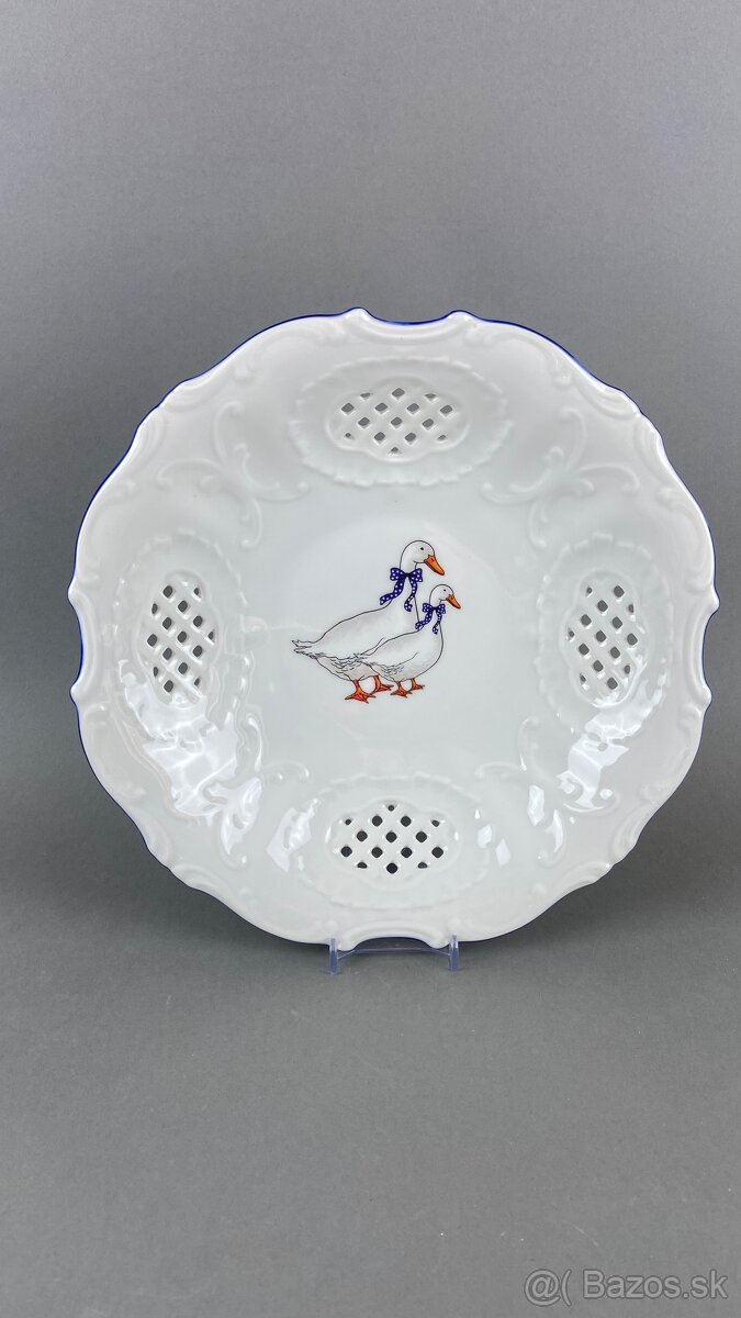 Misa s husou prerezávaná s modrou linkou