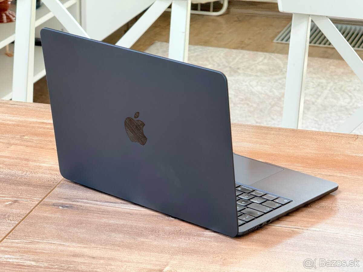 MacBook Air 13" M3 (v záruke) – 16GB RAM, 512GB