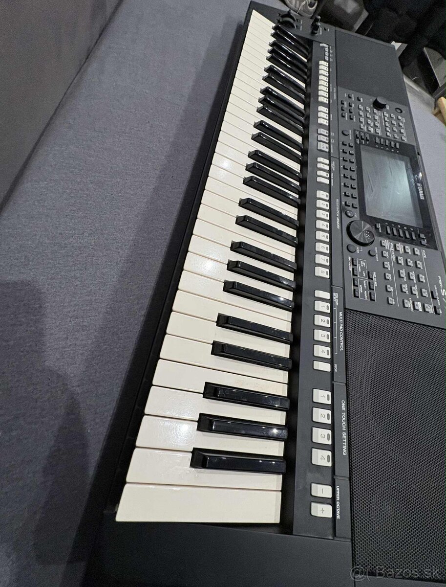 Yamaha PSR s775