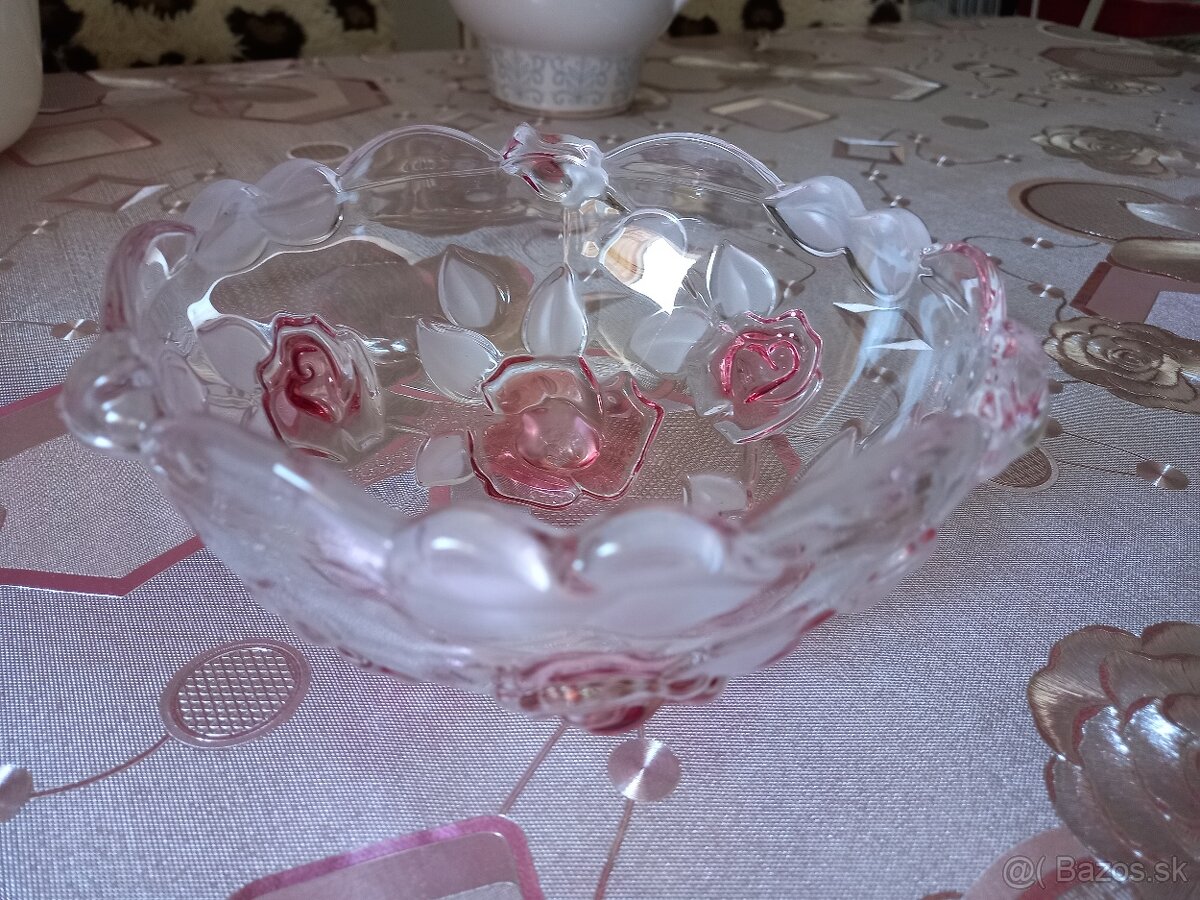 Ozdobná kryštálová miska s motívom ruží