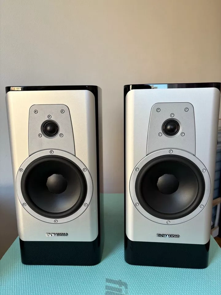 Dynaudio Contour 20i + stands