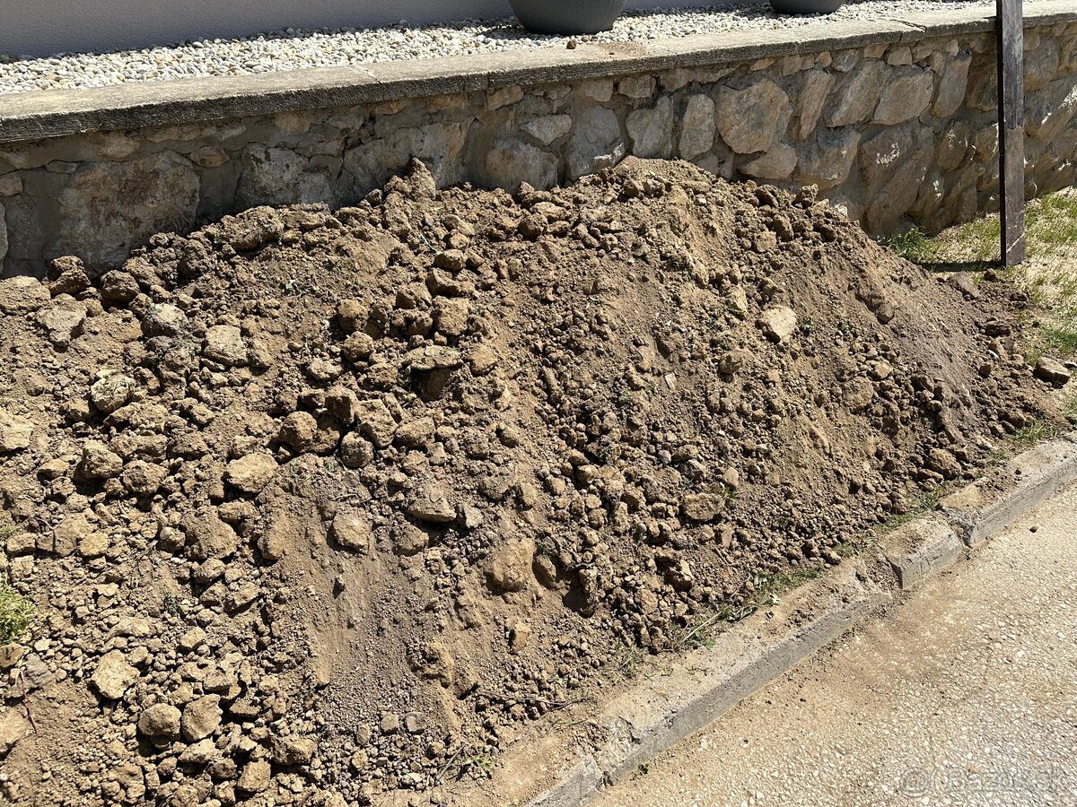 Darujem hlinu za odvoz hnedá ornica