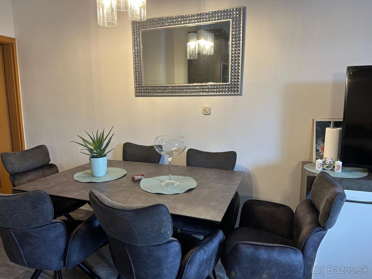 Chorvátsko 3 izbový apartmán 100 m od pláže pri Splite