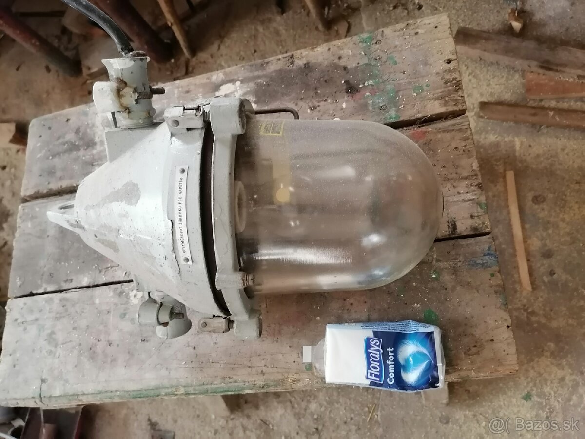 Industriálna závesná lampa