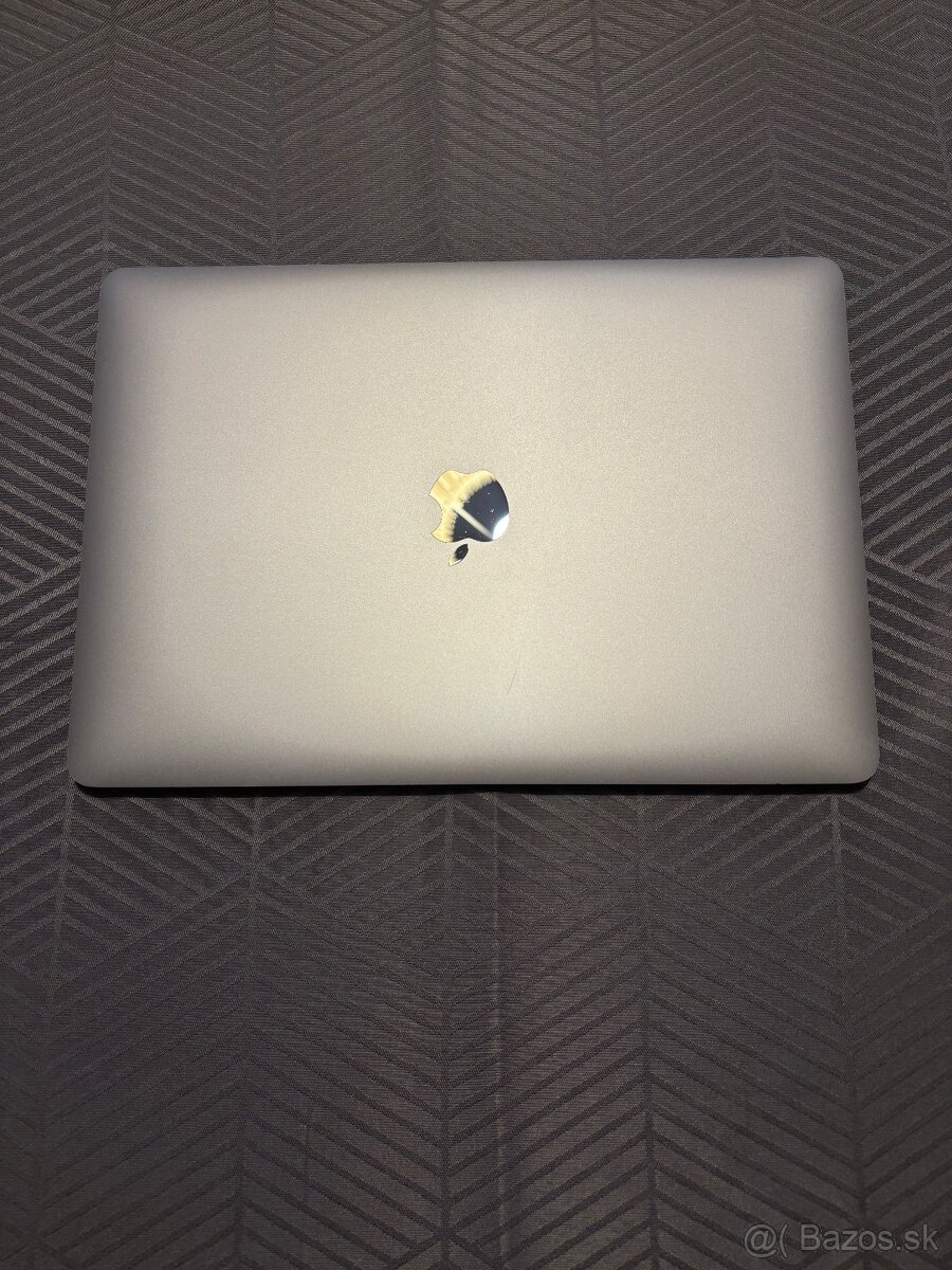 MacBook Air 13” (2020, Intel i3) – výborný stav