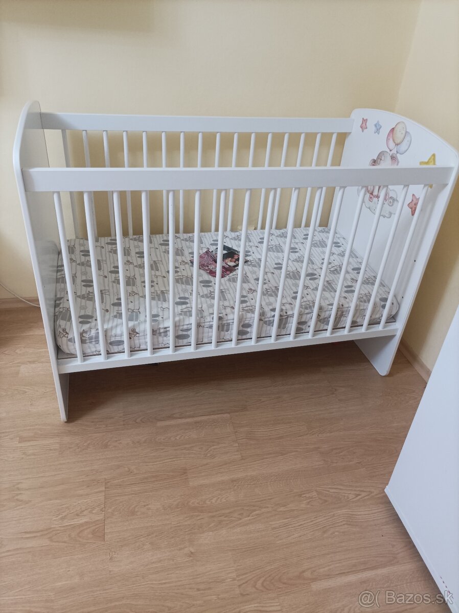 Detská postieľka s madracom a navleckou na madrac
