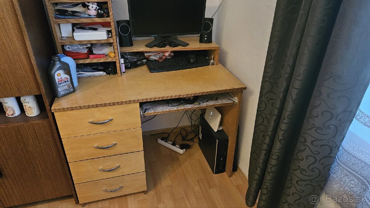 Počítačový stolík