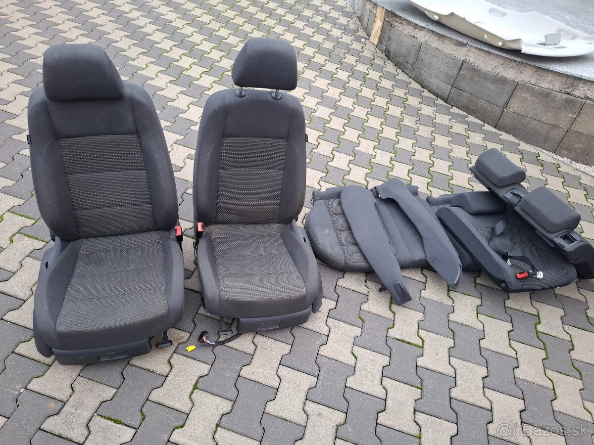 VW Golf V.    Sedačky
