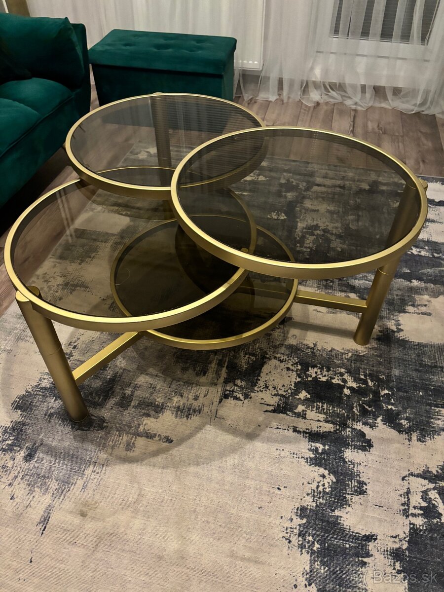 Zlatý konferenčný stolík