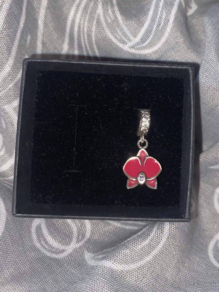 Visací prívesok Pandora – červená orchidea