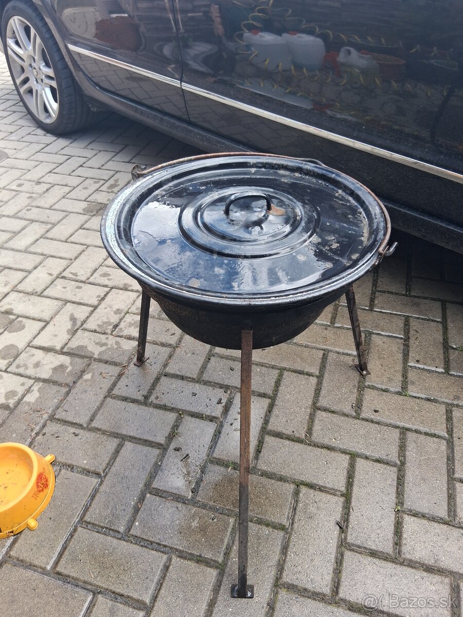 Predam 10litrovy kotlík na guláš kotlík nohy pokrievka