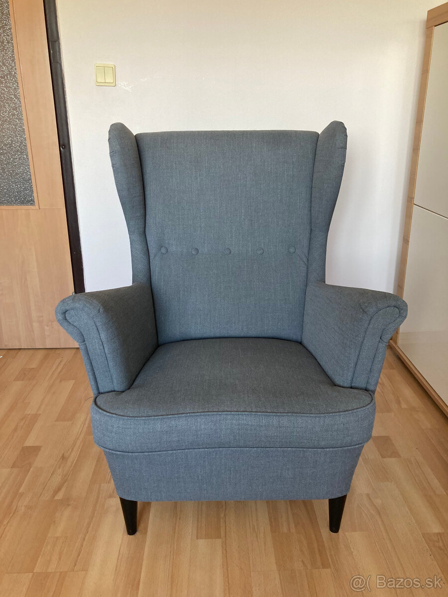 Kreslo z IKEA - STRANDMON N ušiak NORDVALLA tmavosivá