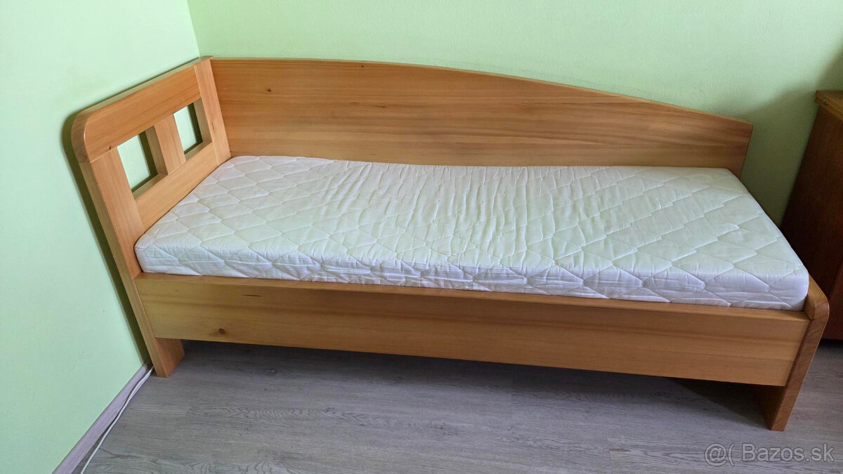 Jednolôžková posteľ z masívu s matracom