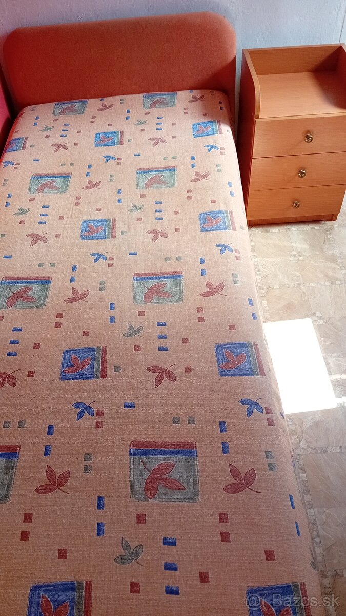 Posteľ s úložnym priestorom a nočný stolík so šuflíkmi