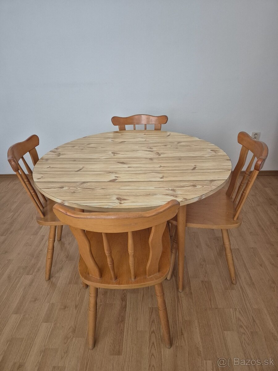 Jedálenský stôl a stoličky