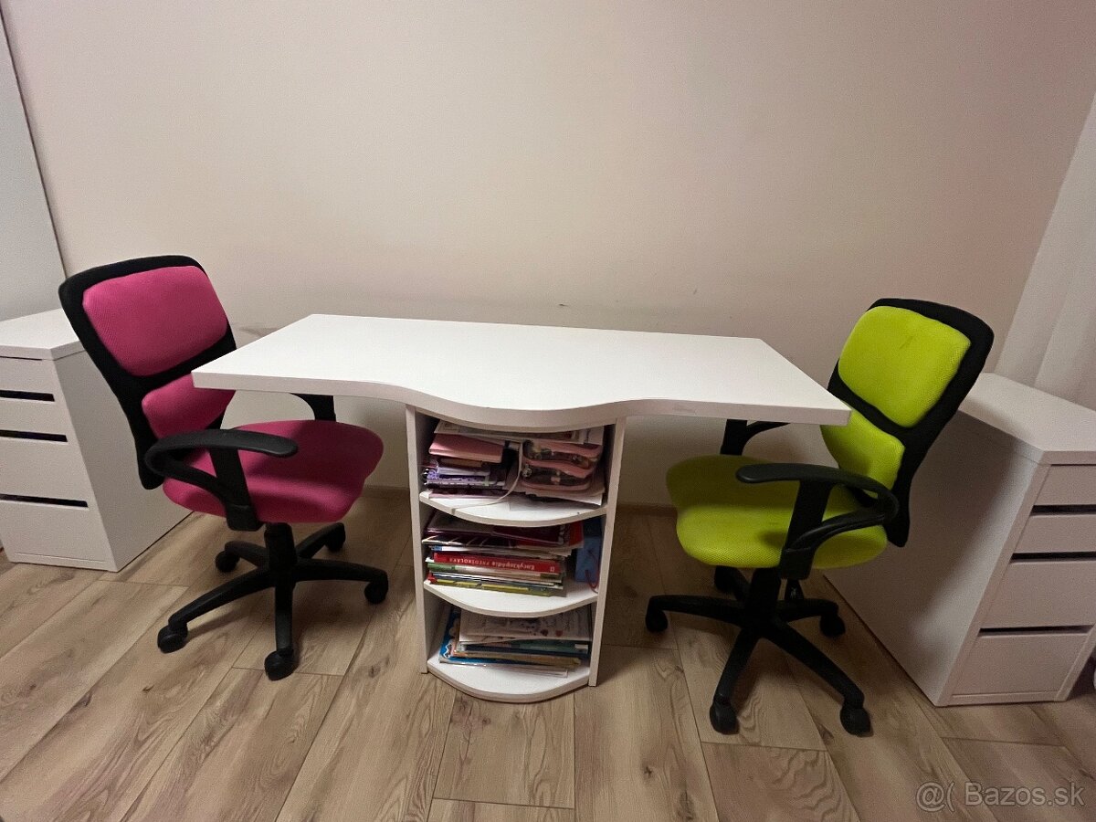 Pisaci stol pre dvoch