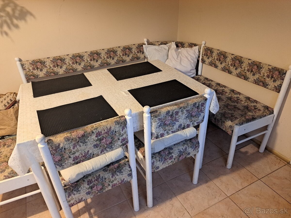Kuchynska rohová lavica, stol, 2 stolicky, jedna taburetka..