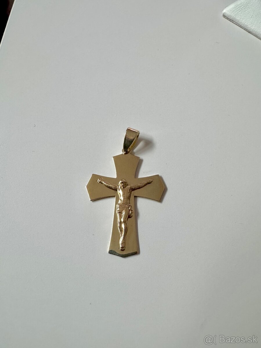 Zlatý prívesok krížik s Ježišom 585