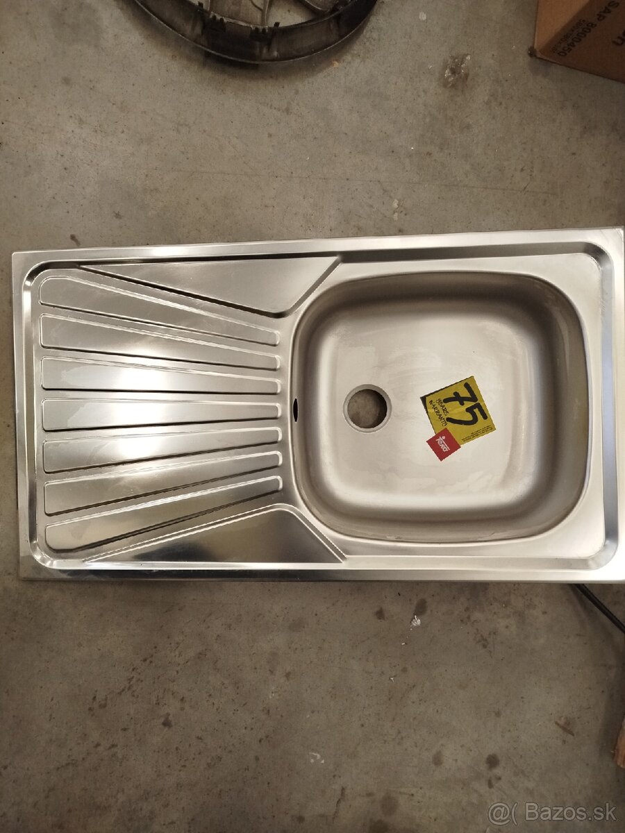 Predám nikdy nepoužitý nerezový drez aj s potrubím na odpad