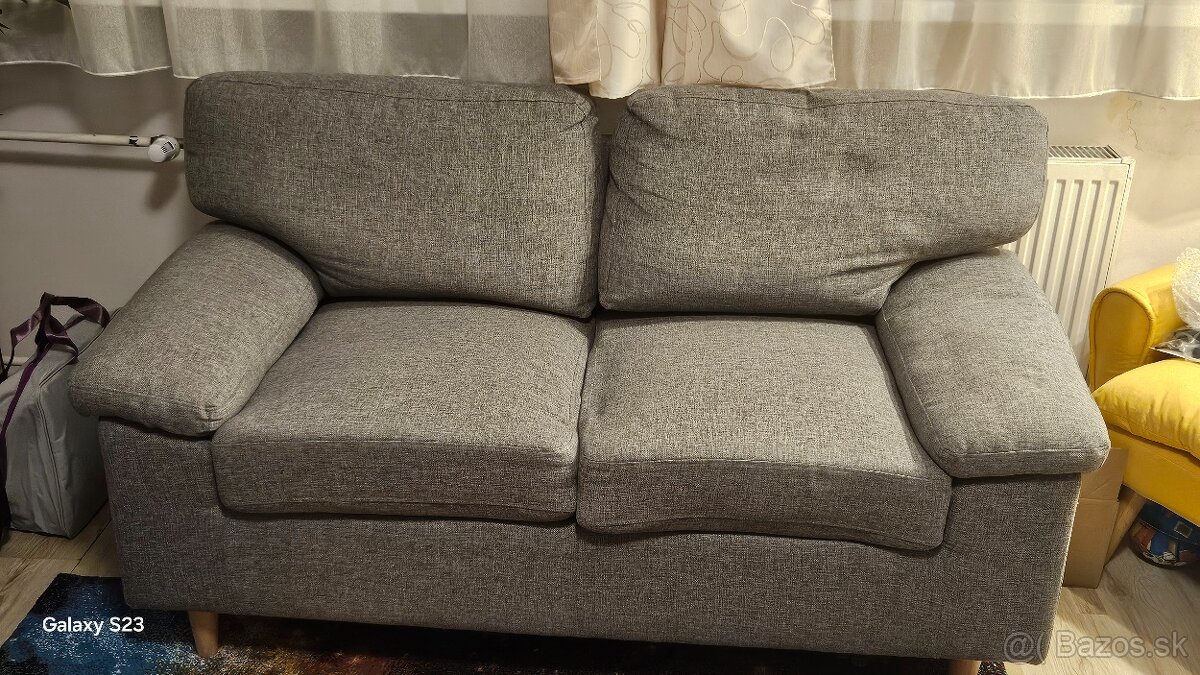 Pohovka s kreslom a konferenčný stolík