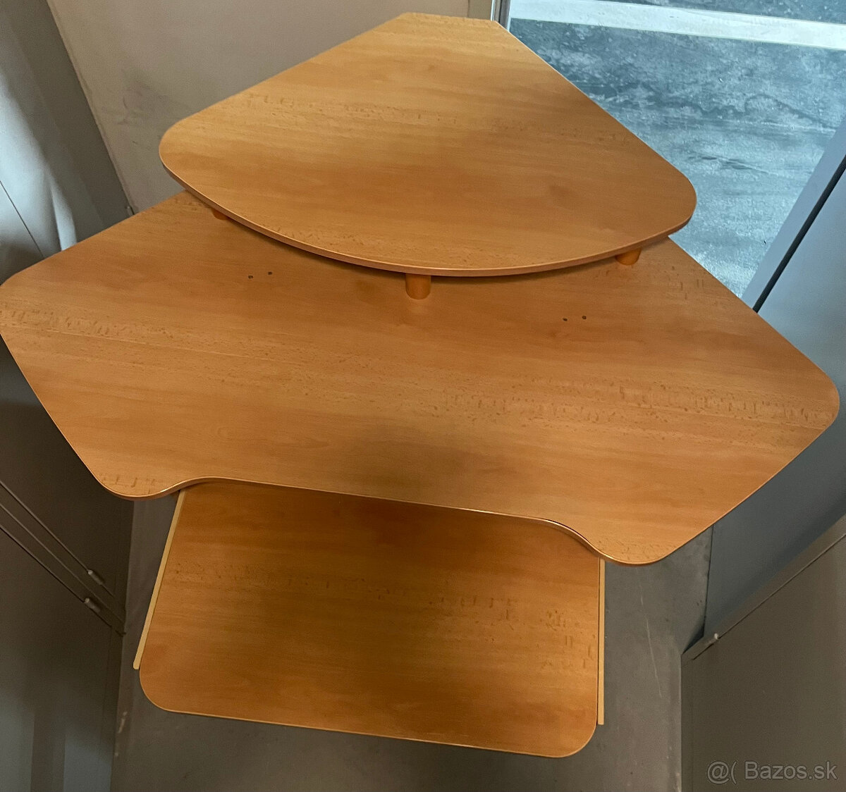 Rohový písací stolík