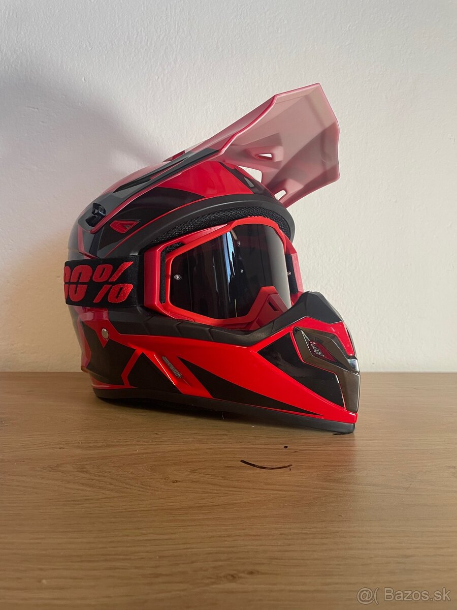 .Motocross prilba.