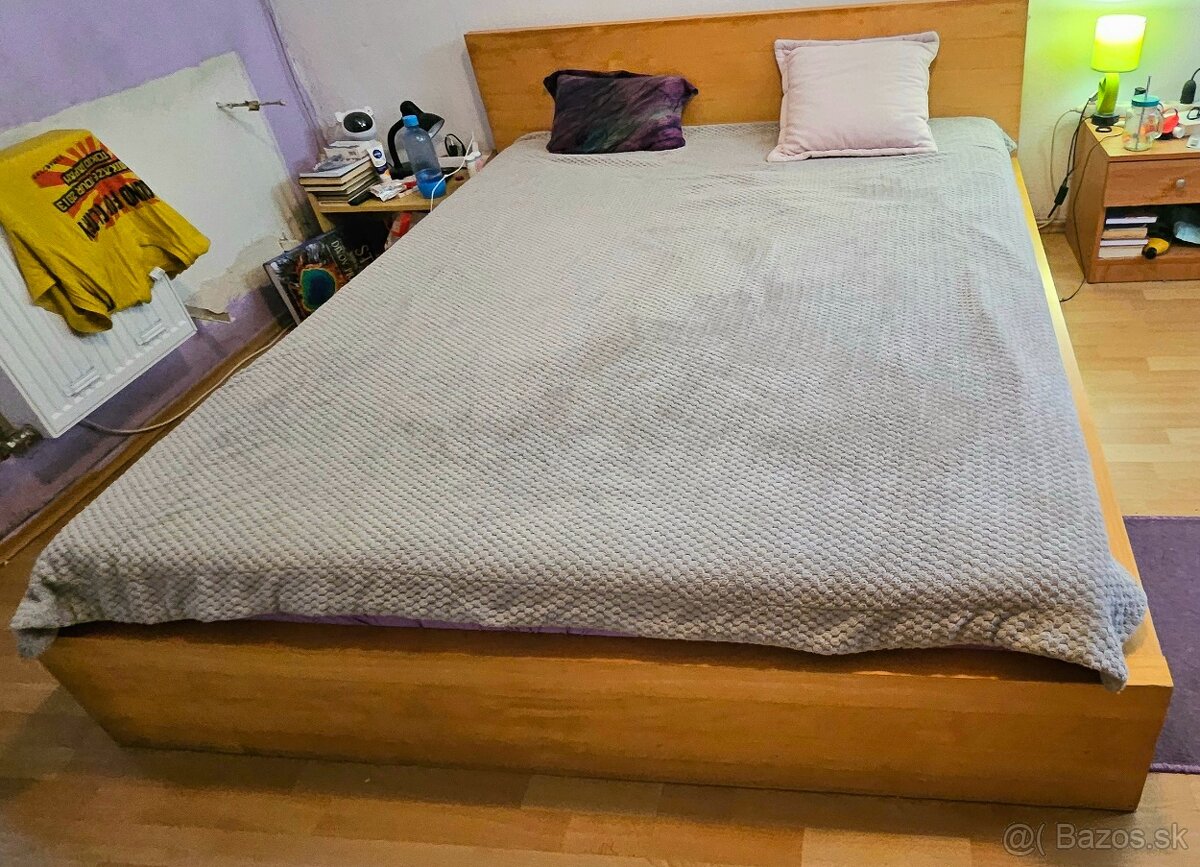 Kompletna postel s matracom a rostom