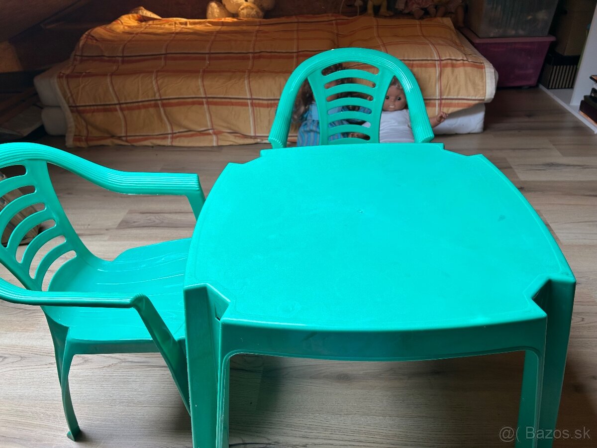 Zahradny plastovy stolik a 2 stolicky