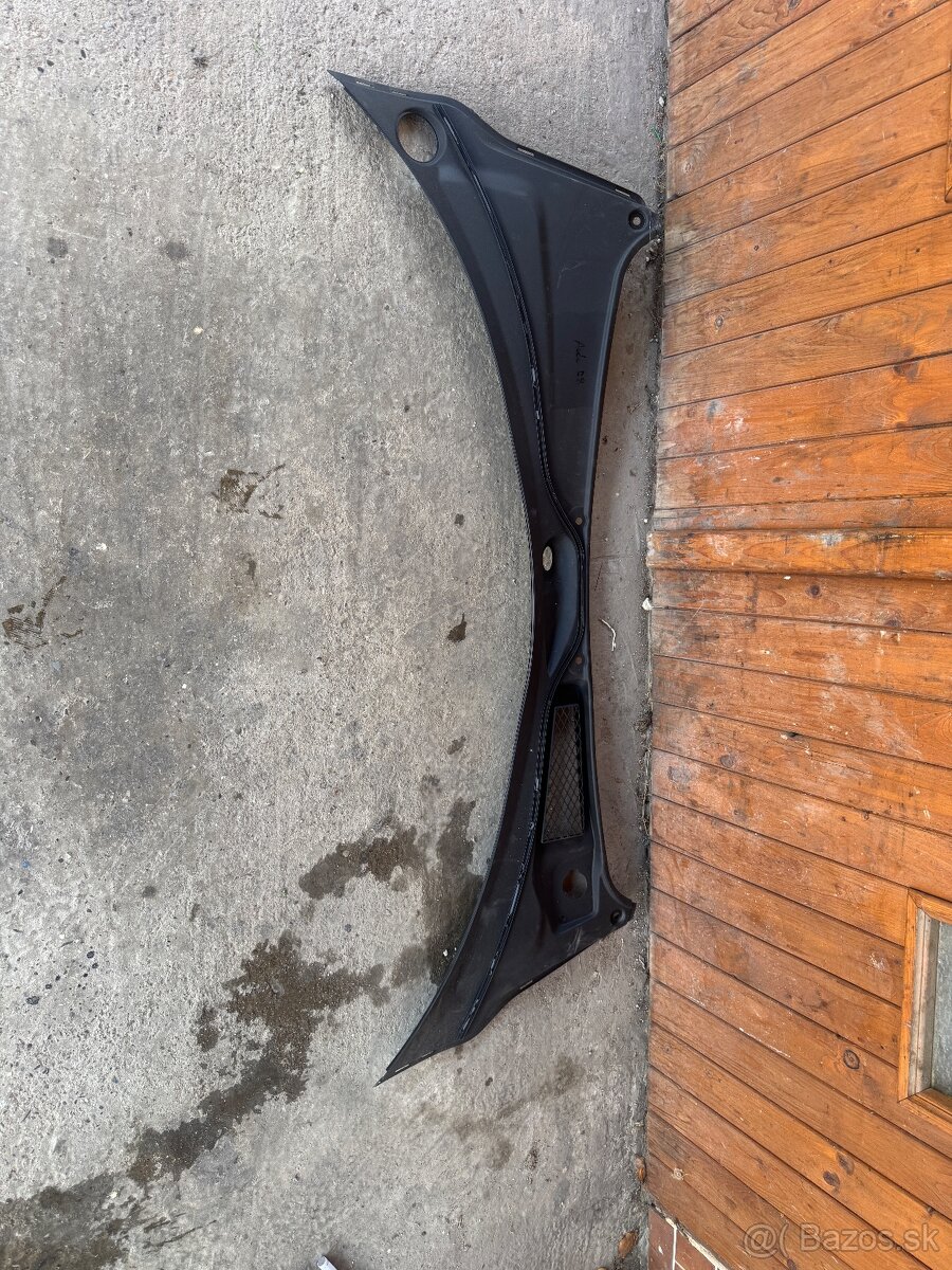 Audi R8 2016-2021 plast pod okno