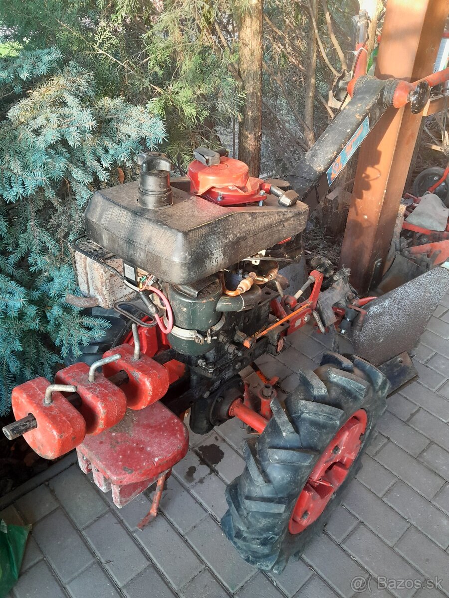 VARI traktor s príslušenstvom