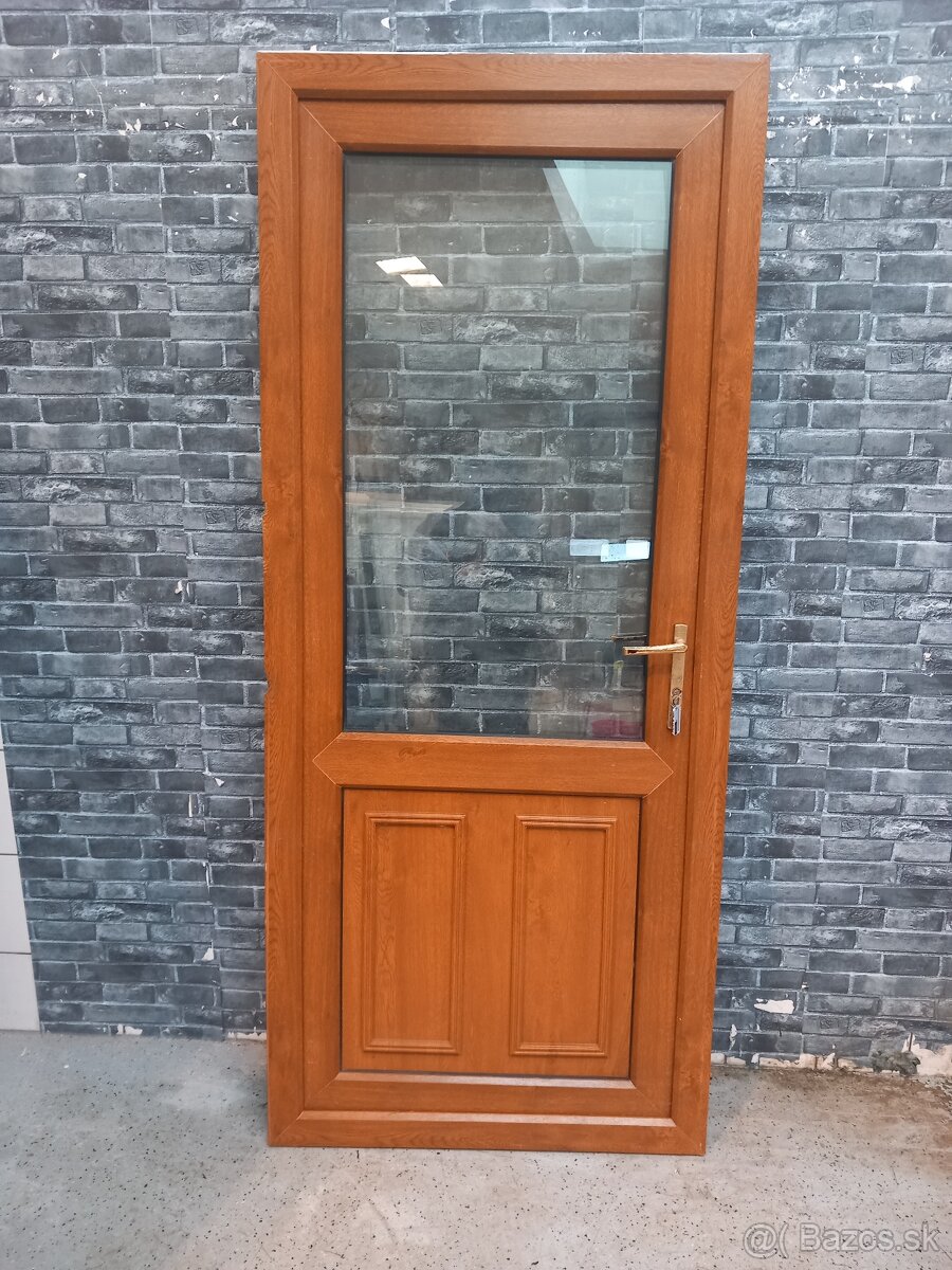 Plastové dvere č.90.89x207cm Ľ