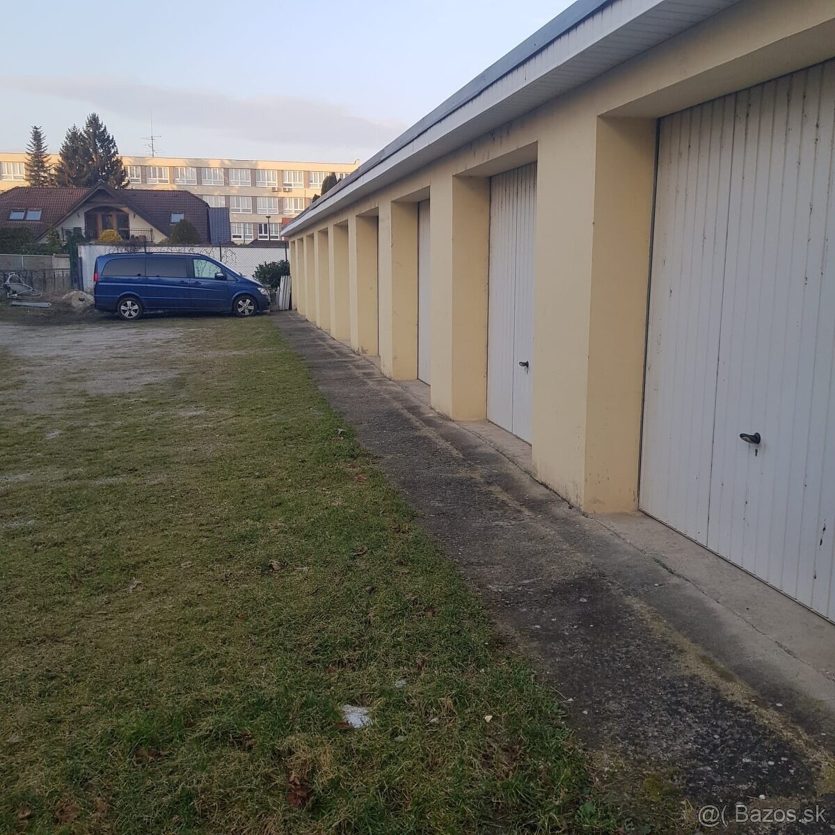 Ponúkam na krátkodobý/dlhodoby prenajom garaaz v Piešťanoch