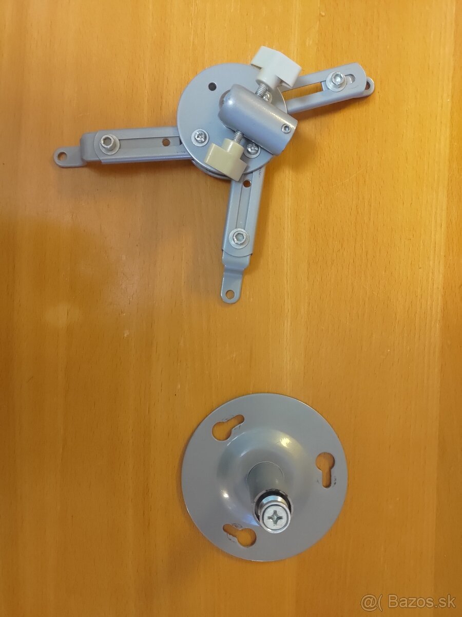 Univerzálny držiak projektora