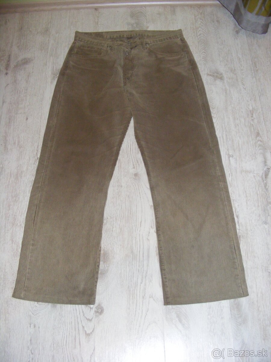 Pánske kordové džínsy a dámske džínsy Levi's