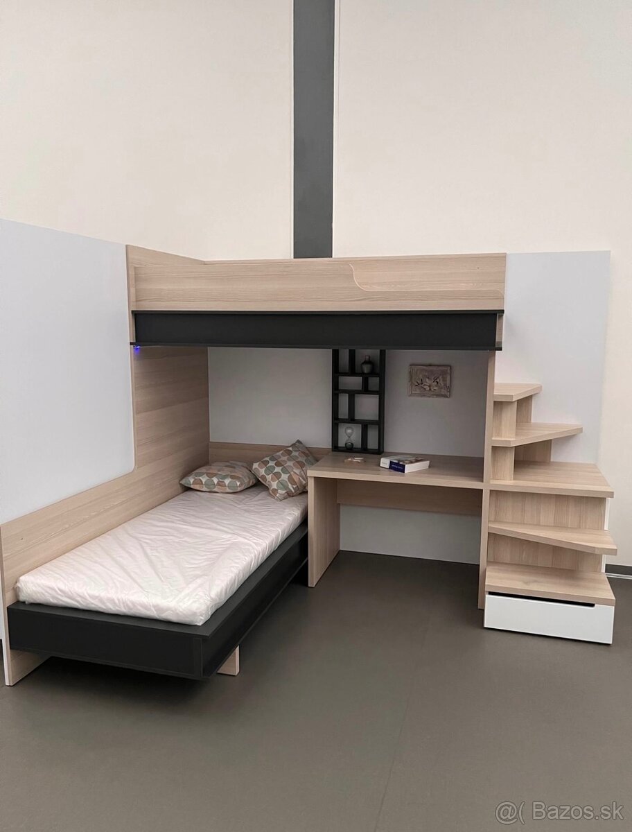 Poschodova postel s bocnymi schodami
