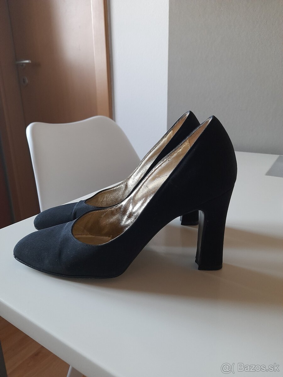 ZLAVA Predam cierne lodicky,vel.35 +slapky GRATIS