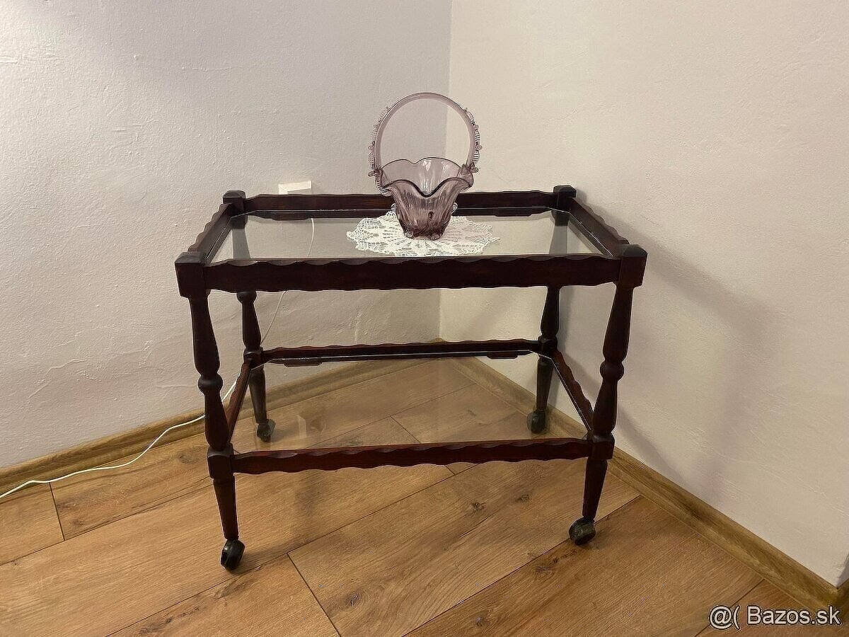 Servírovací stolík