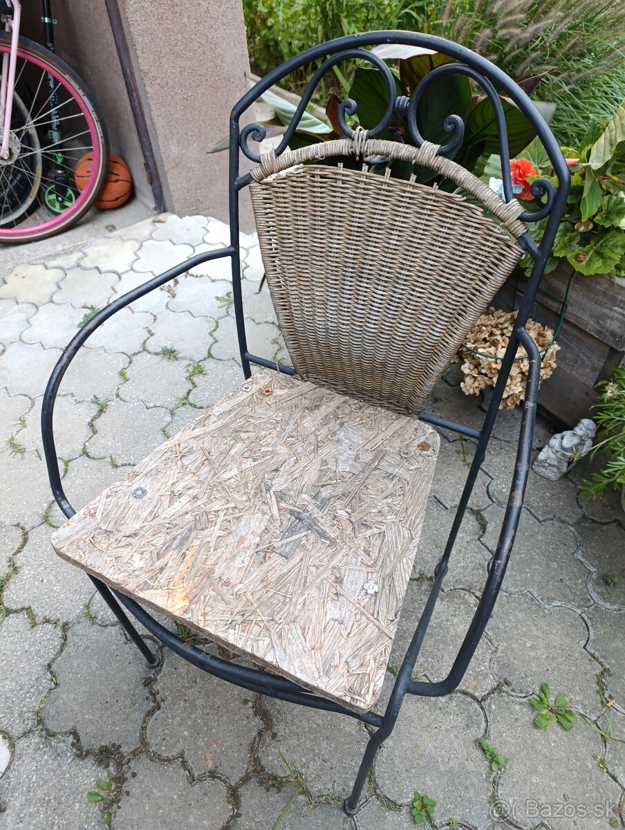 Záhradné kovové stolicky