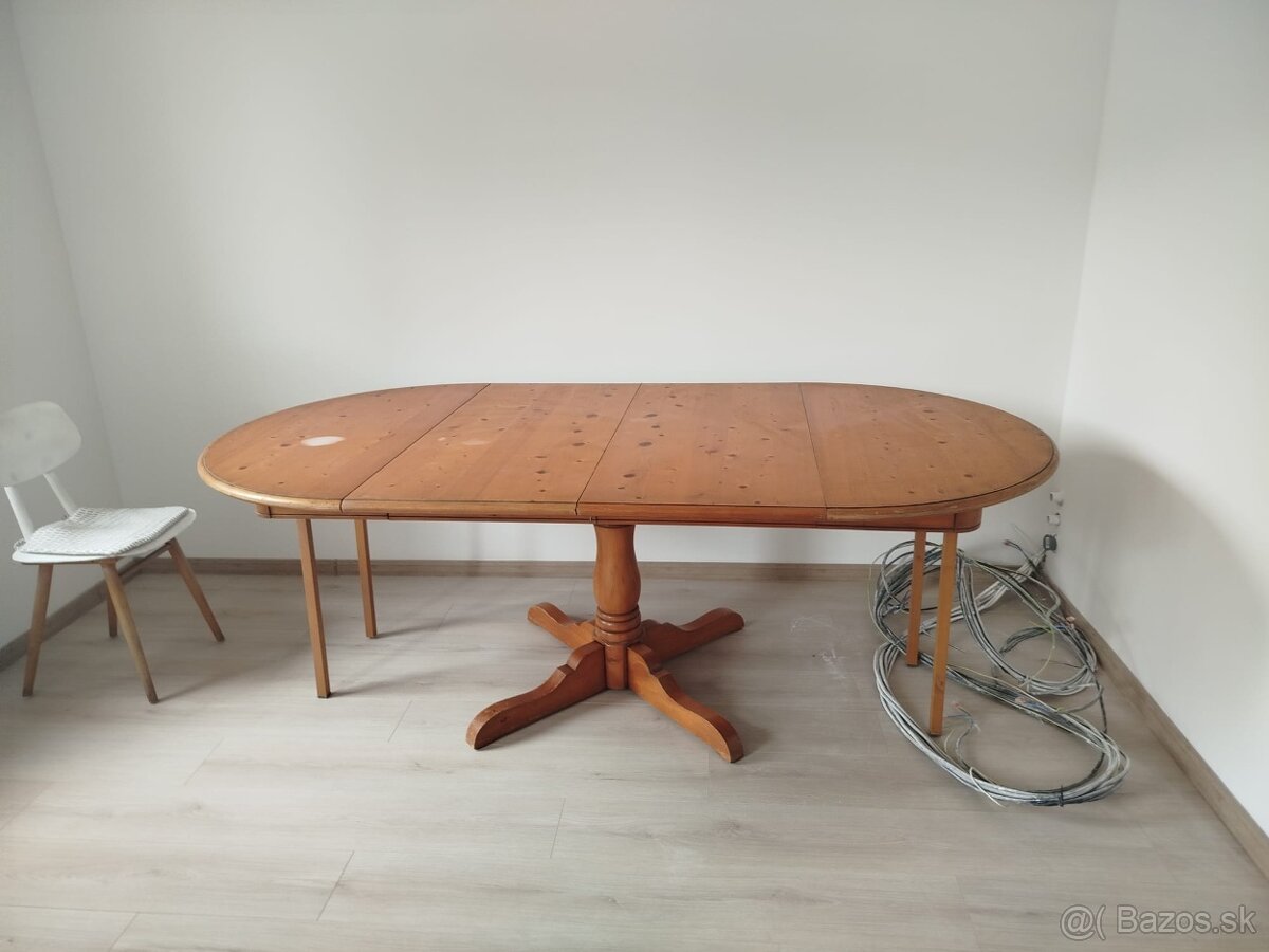 Predám rozkladací stôl z masívu.