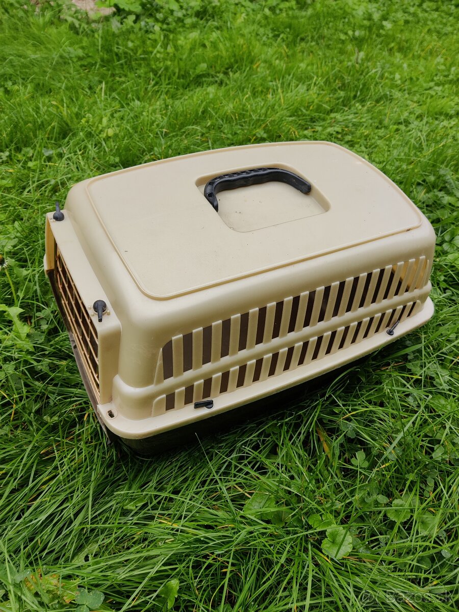 prenosná klieta a 2 knihy