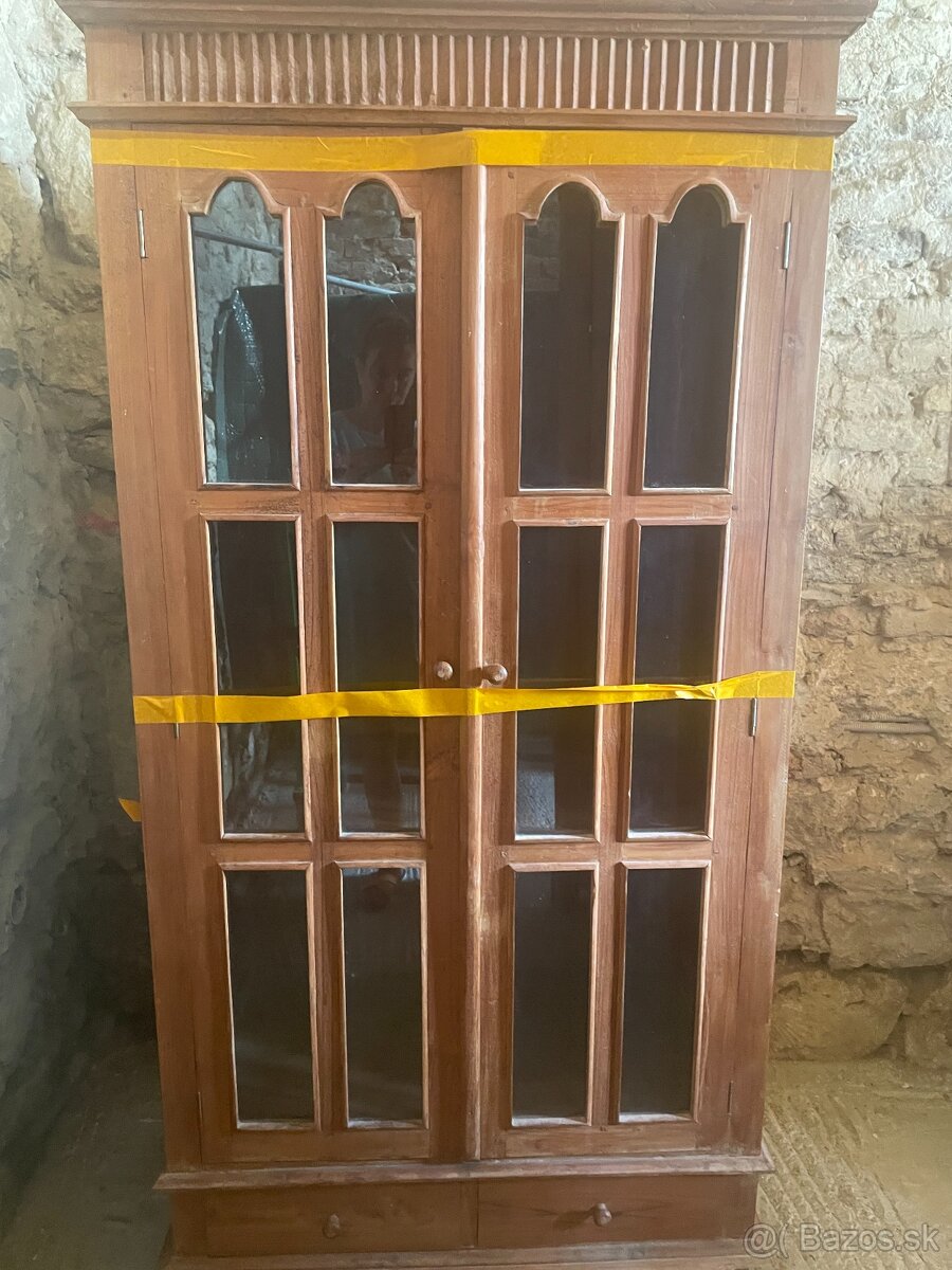 Drevená presklená vitrína/skriňa