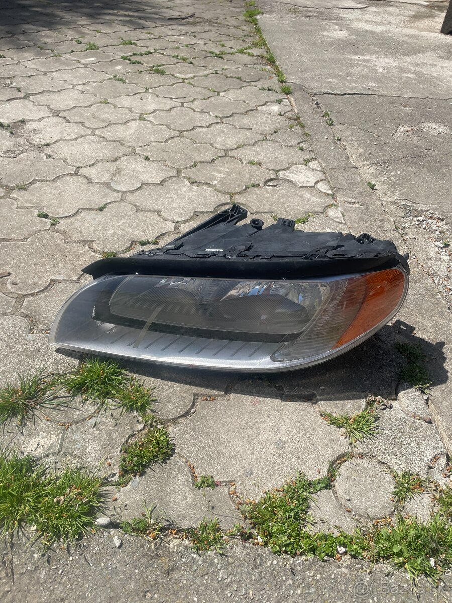 Predám originál ľavý predný svetlomet na VOLVO V70 / XC70