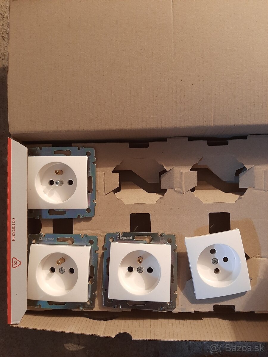 Zásuvka Legrand Valena