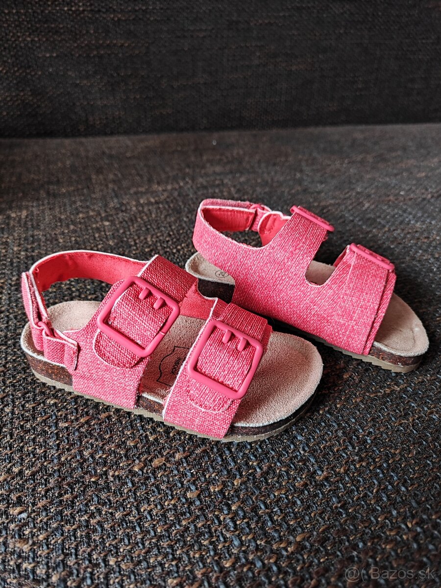 sandále