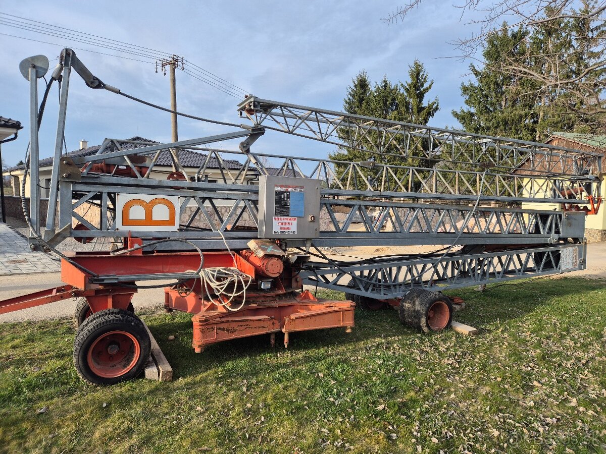 Stavebný žeriav Benedini18