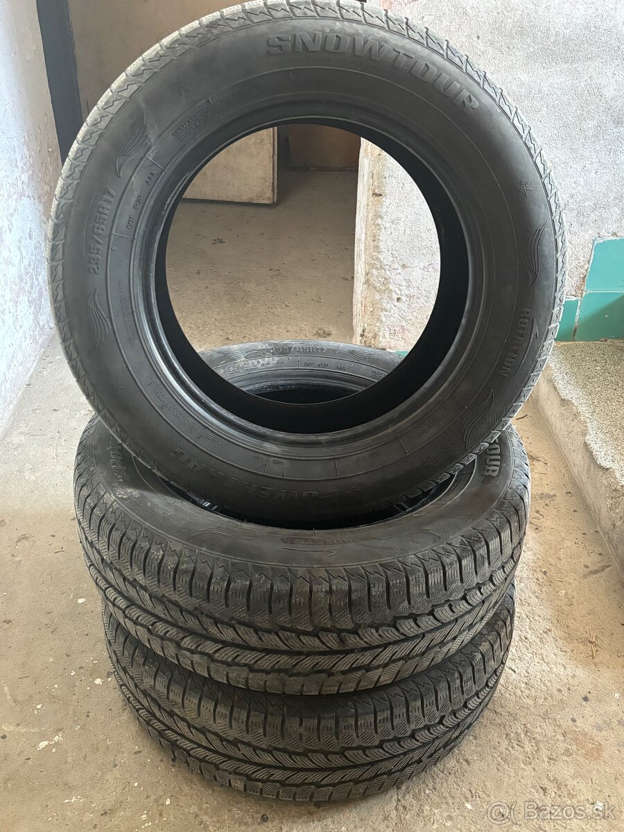 Predám zimné pneumatiky 235/65 R17
