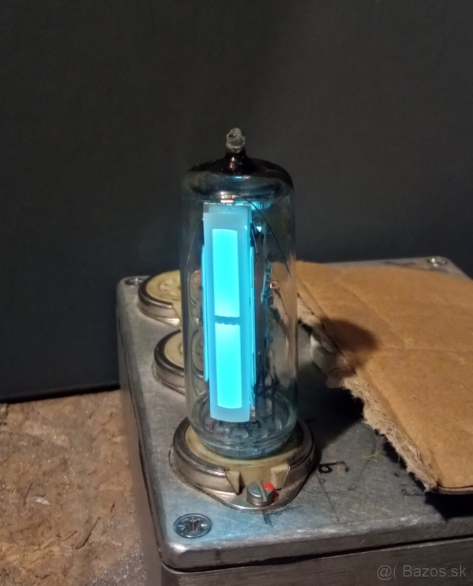Elektronky, indikatory vyladenia a pätice